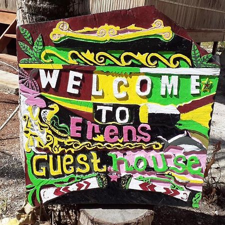 Erens Guest House Waisai Exterior photo